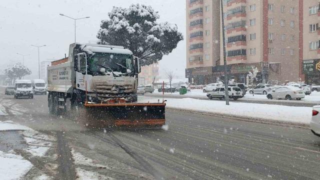 B&uuml;y&uuml;kşehir&rsquo;den kar yağışı sonrası arterlere anında m&uuml;dahale 1
