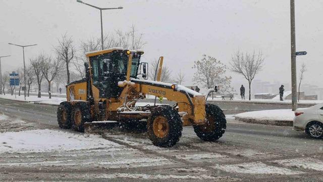 B&uuml;y&uuml;kşehir&rsquo;den kar yağışı sonrası arterlere anında m&uuml;dahale 2