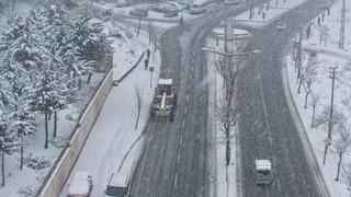 Büyükşehir’den kar yağışı sonrası arterlere anında müdahale