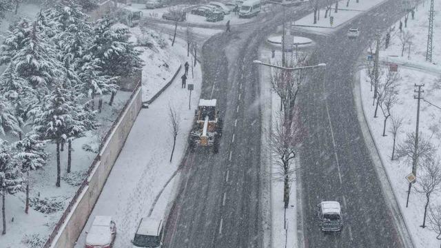 Büyükşehir’den kar yağışı sonrası arterlere anında müdahale