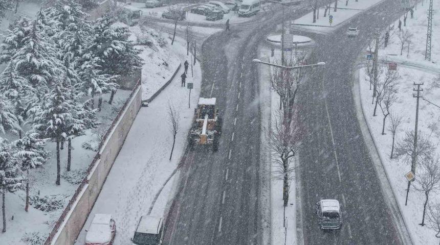 B&uuml;y&uuml;kşehir&rsquo;den kar yağışı sonrası arterlere anında m&uuml;dahale