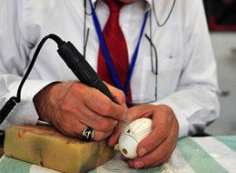 Yumurta kabuklarını işleyerek geçimini sağlıyor