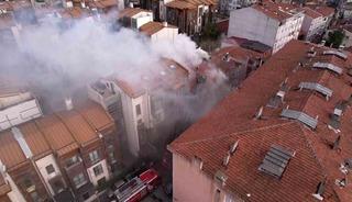 Fatih&rsquo;te 3 katlı binada &ccedil;ıkan yangın paniğe neden oldu