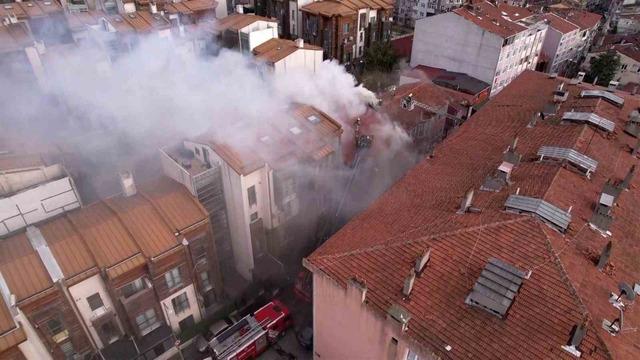 Fatih’te 3 katlı binada çıkan yangın paniğe neden oldu