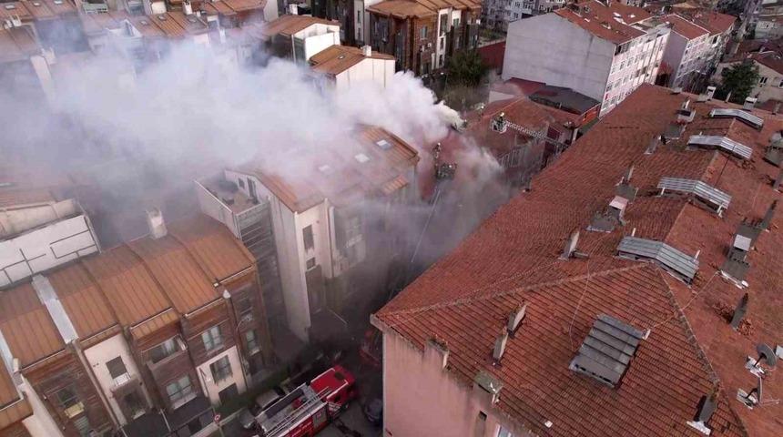 Fatih&rsquo;te 3 katlı binada &ccedil;ıkan yangın paniğe neden oldu