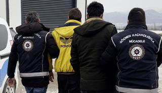 Ka&ccedil;ak g&ouml;&ccedil;menler, TIR'ın yatak kısmında saklanırken yakalandı