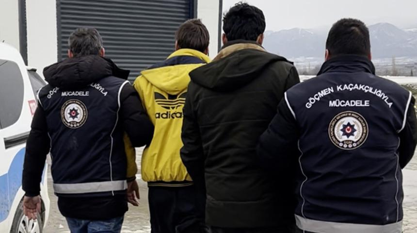 Ka&ccedil;ak g&ouml;&ccedil;menler, TIR'ın yatak kısmında saklanırken yakalandı