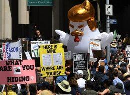 Binlerce kişi Trump'ın vergi beyanı için yürüdü