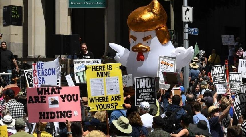 Binlerce kişi Trump'ın vergi beyanı için yürüdü