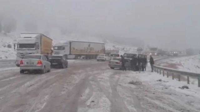 Gaziantep-Araban kara yolunda kar esareti: Çok sayıda araç mahsur kaldı