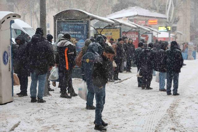 Elazığ’da beklenen kar yağışı başladı 1