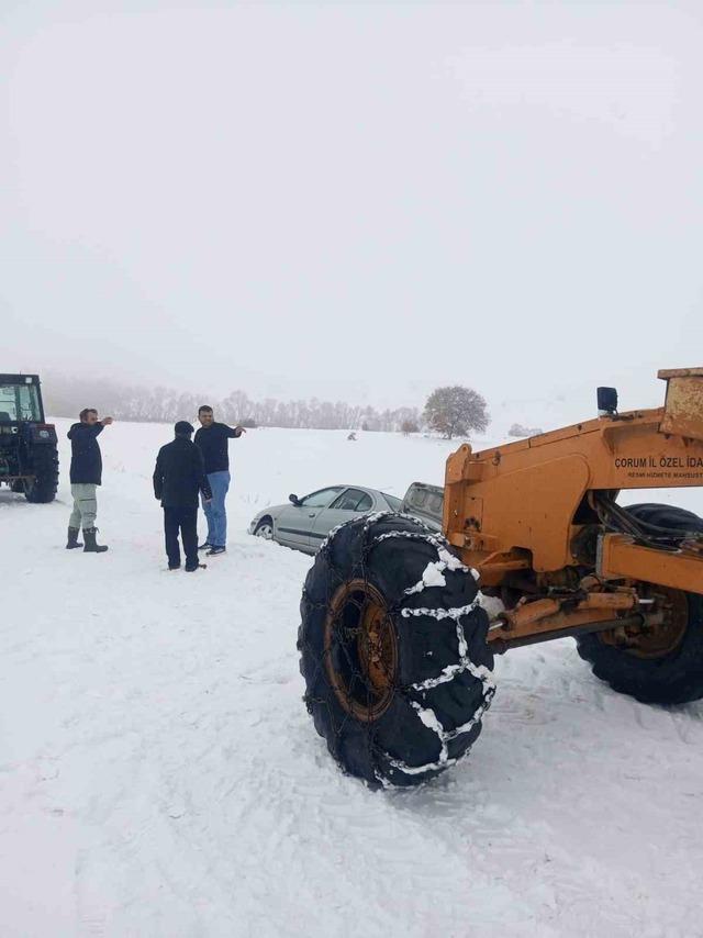 Çorum’da mahsur kalan araçlar için ekipler seferber oldu 1