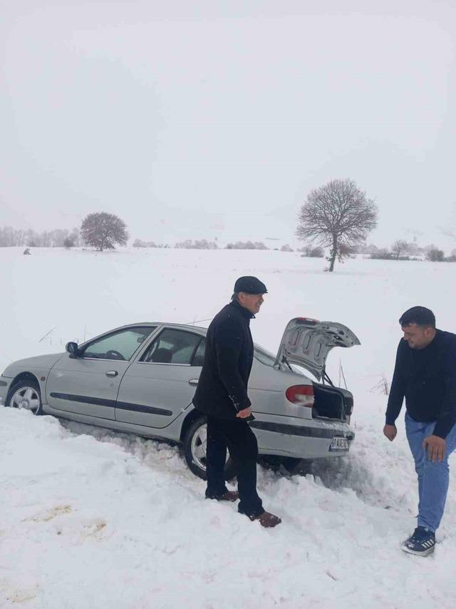 Çorum’da mahsur kalan araçlar için ekipler seferber oldu 2