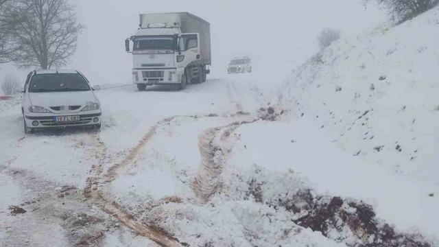 Çorum’da mahsur kalan araçlar için ekipler seferber oldu