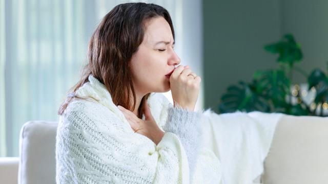 'Geçmeyen öksürük' neyin habercisi? Uzmanlar uyardı!