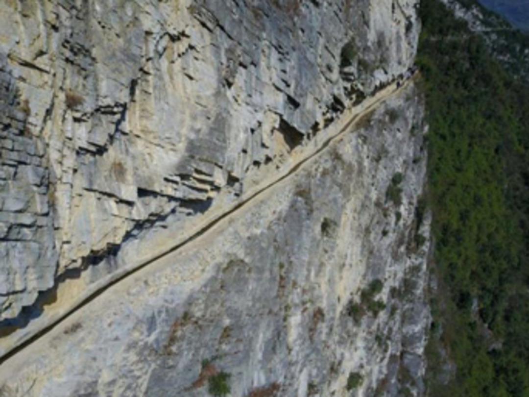 36 yıl boyunca k&ouml;y&uuml;ne su getirmek i&ccedil;in kanal kazdı