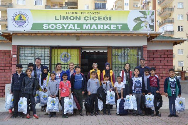 Erdemli Belediyesi’nden engelli öğrencilere kırtasiye desteği