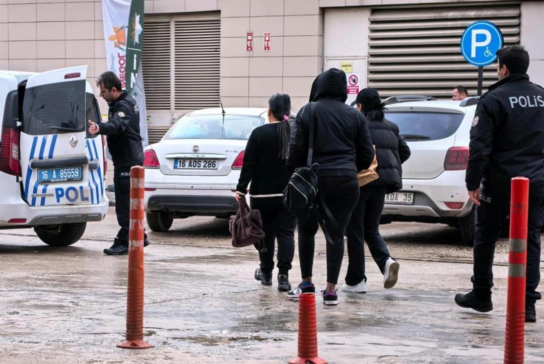 Bursa da ka&ccedil;ak mas&ouml;r operasyonu: 3 kişi yakalandı, işletmeye 445 bin TL ceza 1