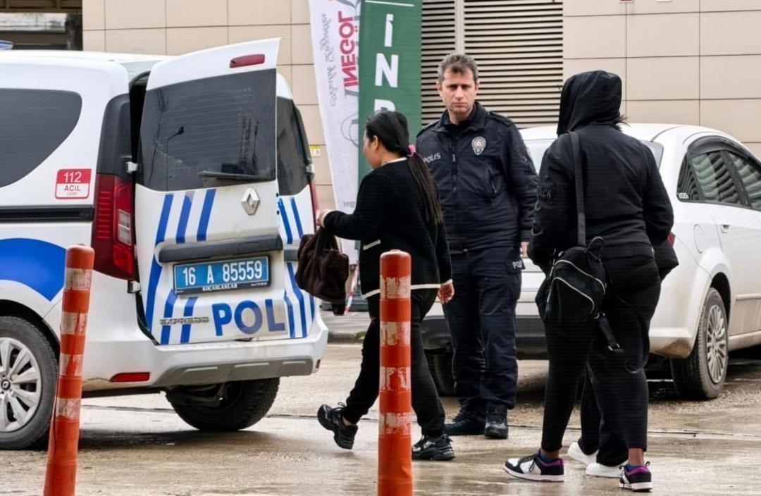 Bursa da ka&ccedil;ak mas&ouml;r operasyonu: 3 kişi yakalandı, işletmeye 445 bin TL ceza 2