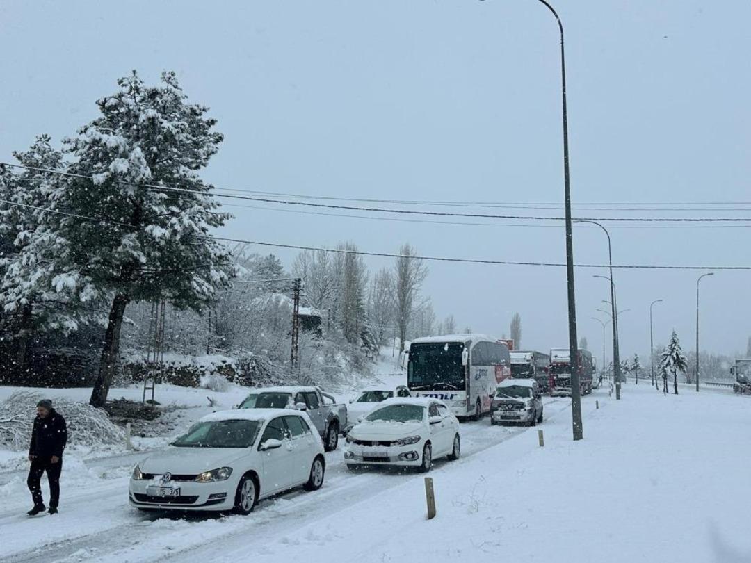 Uşak-Ankara karayolu 3 saat trafiğe kapandı 2