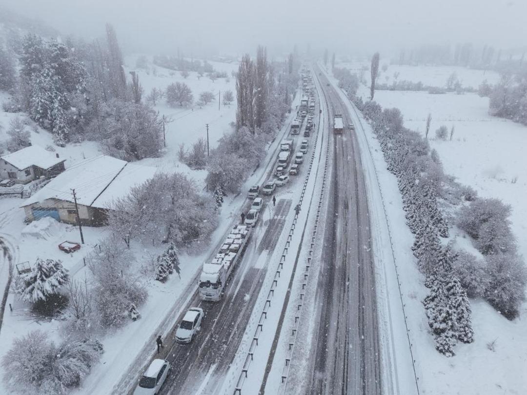 Uşak-Ankara karayolu 3 saat trafiğe kapandı 1