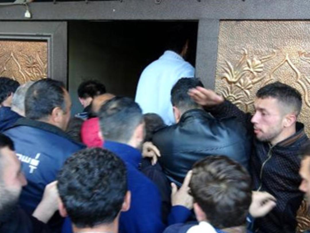 Geceden sıraya girdiler, sabah kapılar a&ccedil;ılınca birbirleriyle yarıştılar