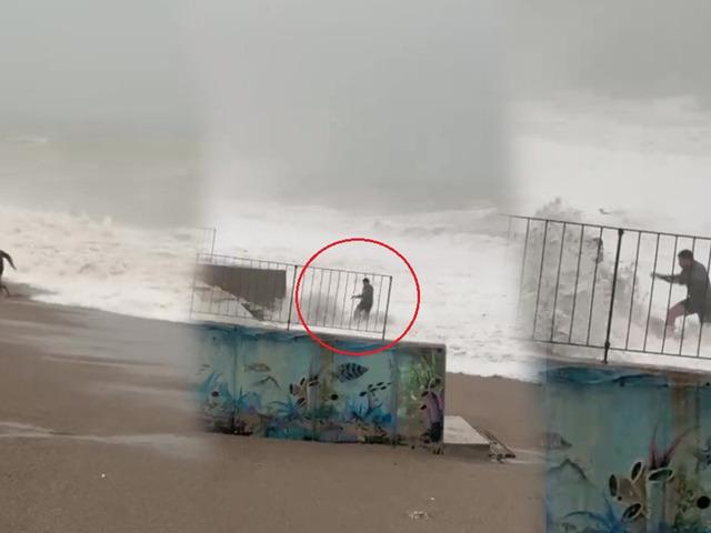 Dev dalgaların arasında kalmaktan son anda kurtuldu