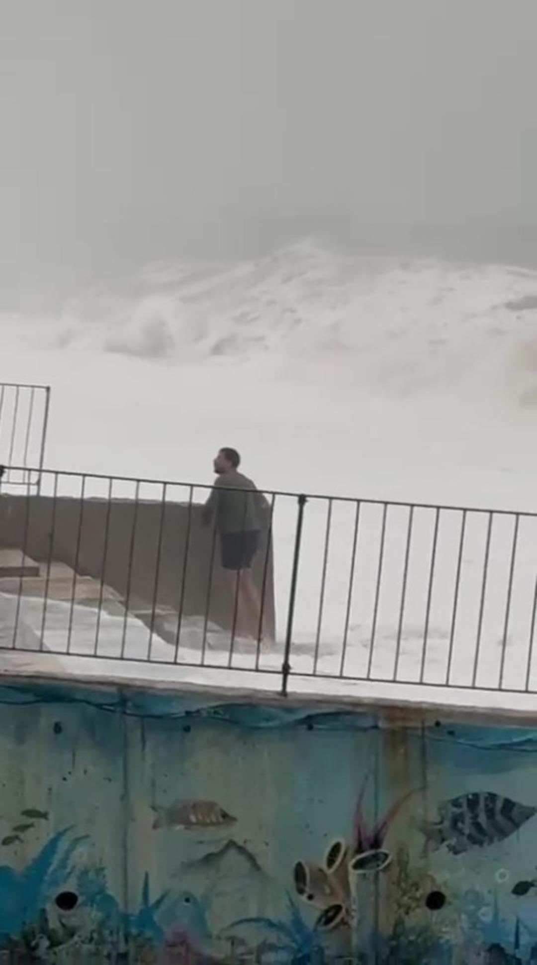 Yer: Antalya! Dev dalgaların arasında kalmaktan son anda kurtuldu 1