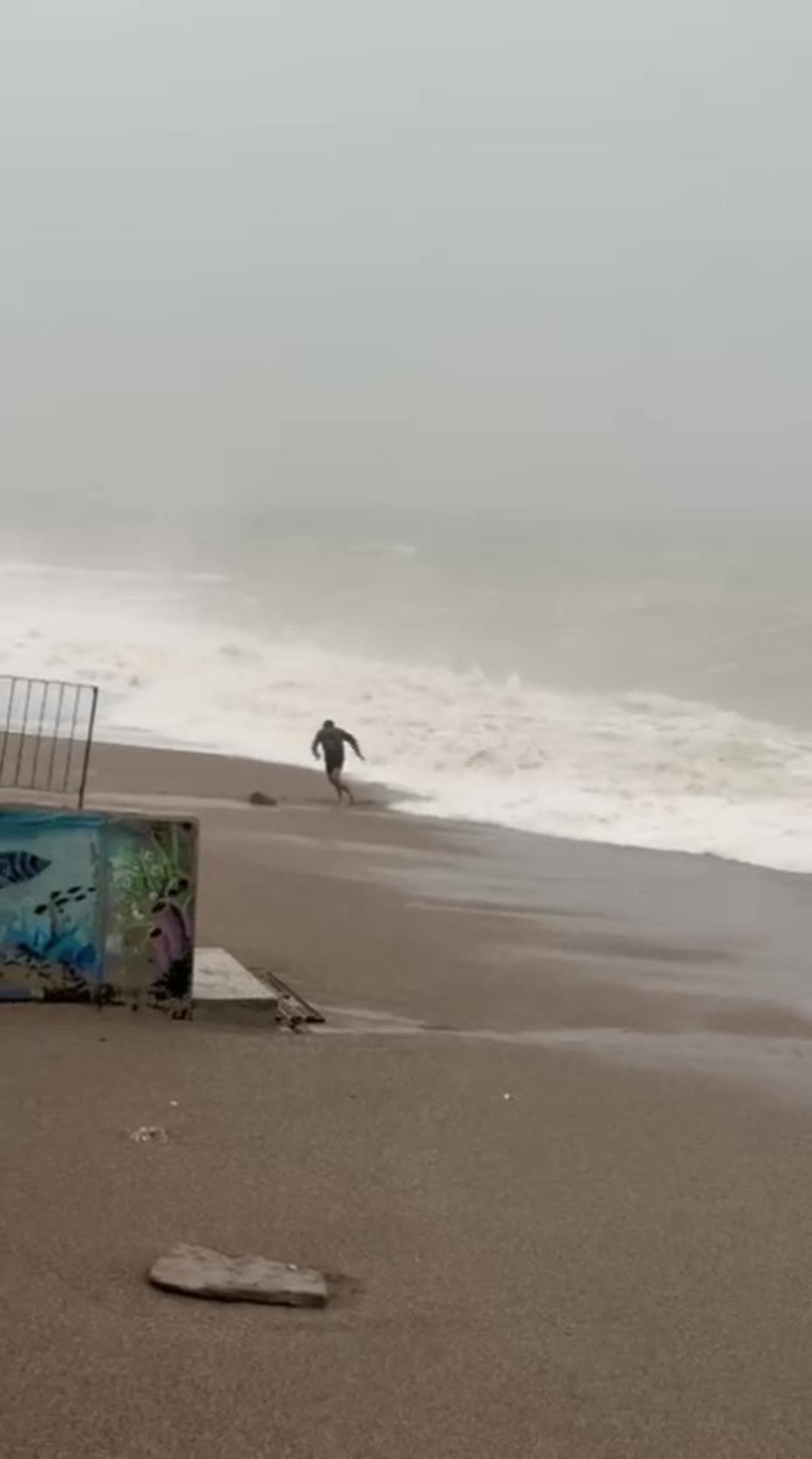 Yer: Antalya! Dev dalgaların arasında kalmaktan son anda kurtuldu 2