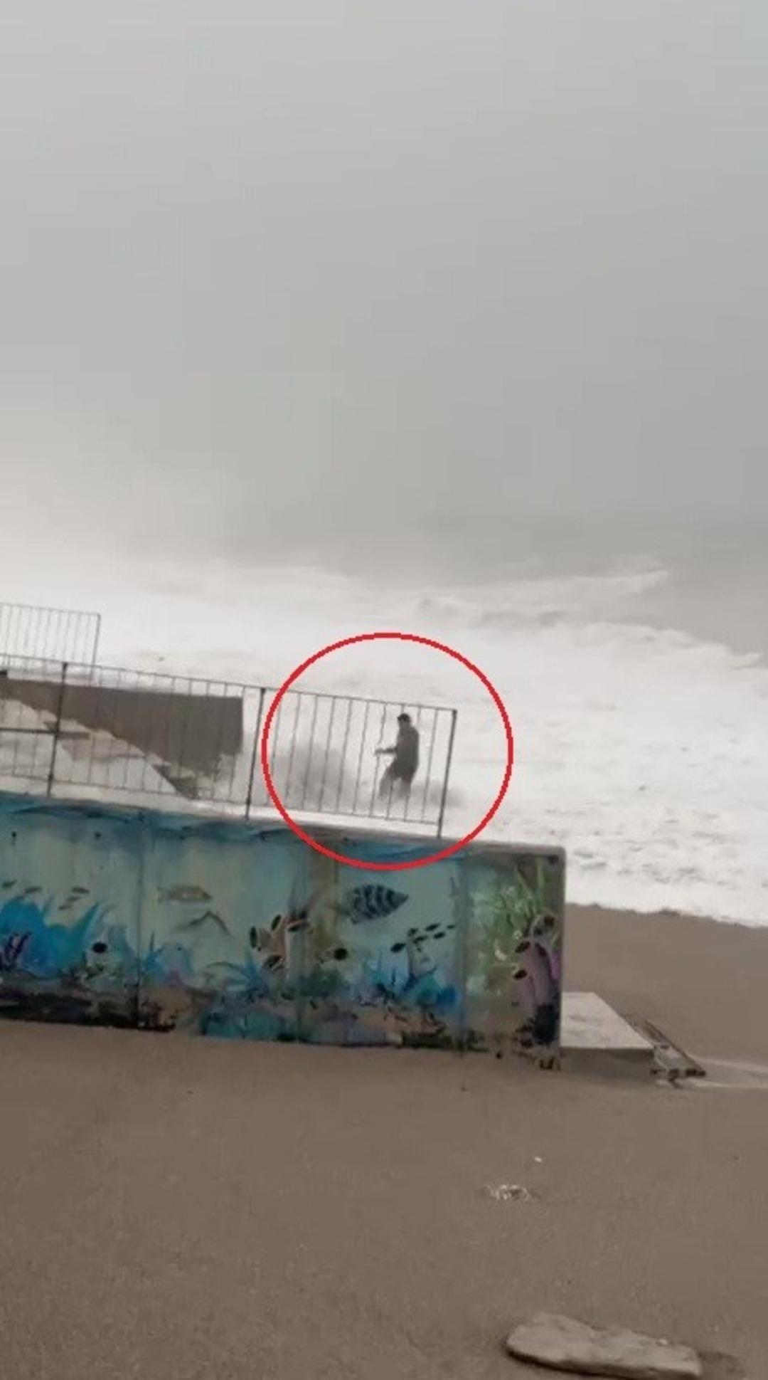 Yer: Antalya! Dev dalgaların arasında kalmaktan son anda kurtuldu 3