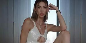 Hakkında yakalama kararı olan &uuml;nl&uuml; modelden yeni hamle