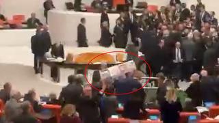 Son dakika: Emekli maaşı g&ouml;r&uuml;şmelerinde ortalık karıştı! K&uuml;rs&uuml;ye tabut getirdiler, AK Parti ve CHP'liler birbirine girdi