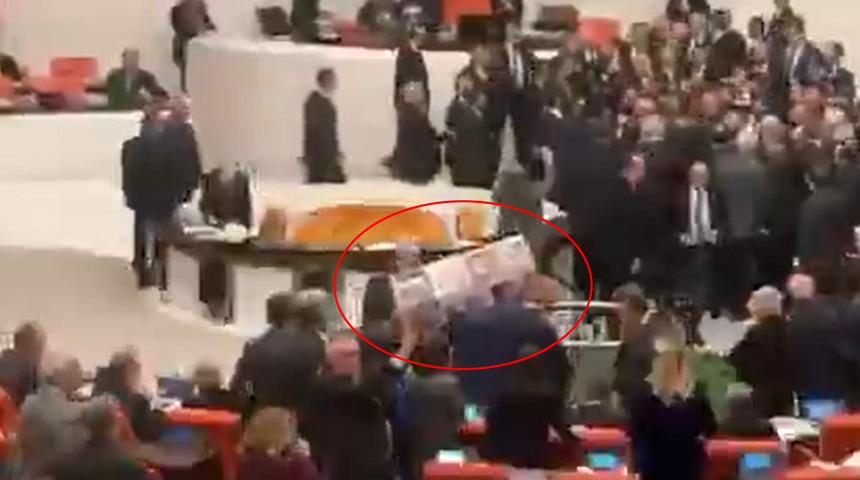 Emekli maaşı g&ouml;r&uuml;şmelerinde ortalık karıştı! K&uuml;rs&uuml;ye tabut getirdiler, AK Parti ve CHP'liler birbirine girdi