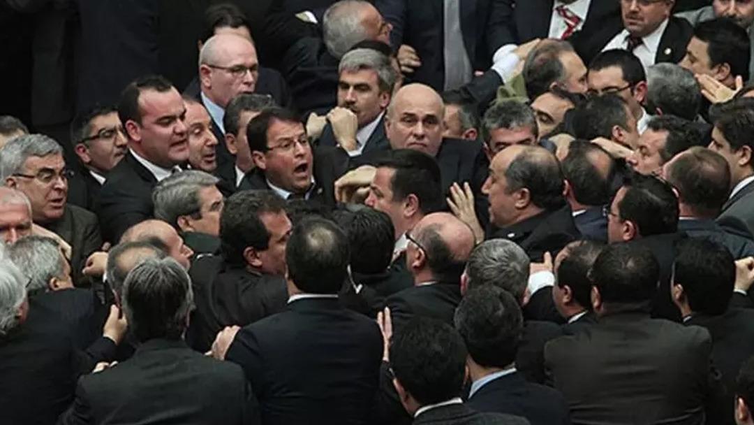 Emekli maaşı görüşmelerinde ortalık karıştı! Kürsüye tabut getirdiler, AK Parti ve CHP liler birbirine girdi 7