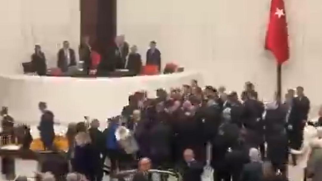 Emekli maaşı görüşmelerinde ortalık karıştı! Kürsüye tabut getirdiler, AK Parti ve CHP liler birbirine girdi 4