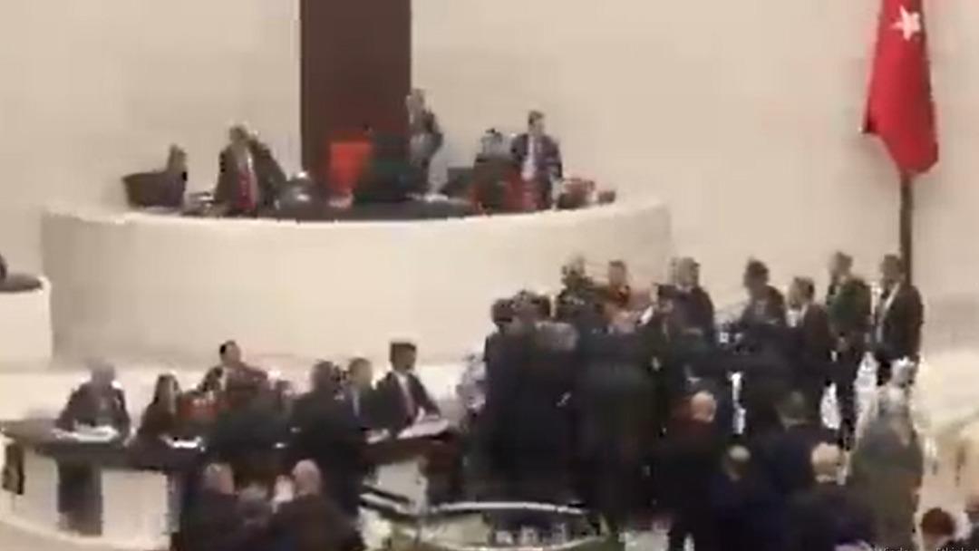 Emekli maaşı görüşmelerinde ortalık karıştı! Kürsüye tabut getirdiler, AK Parti ve CHP liler birbirine girdi 2