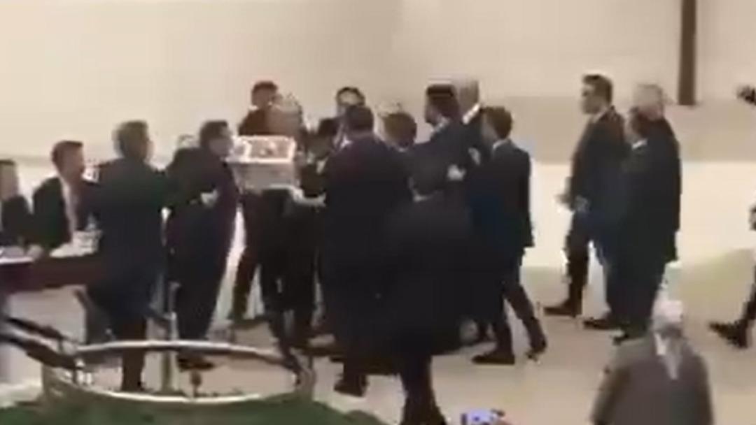 Emekli maaşı görüşmelerinde ortalık karıştı! Kürsüye tabut getirdiler, AK Parti ve CHP liler birbirine girdi 3