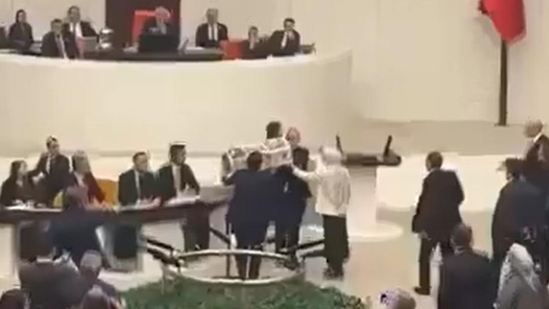 Emekli maaşı görüşmelerinde ortalık karıştı! Kürsüye tabut getirdiler, AK Parti ve CHP liler birbirine girdi 1