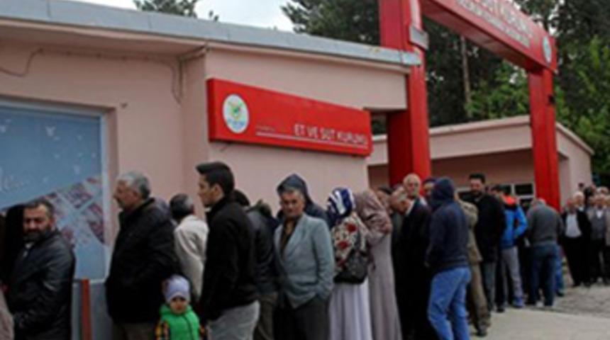 Et ve Süt Kurumu önünde ucuz et için kuyruğa girdiler