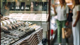 Son dakika: G&uuml;m&uuml;ş rekor &uuml;st&uuml;ne rekor kırdı! G&uuml;m&uuml;ş eşyası olanlar soluğu g&uuml;m&uuml;ş&ccedil;&uuml;de aldı