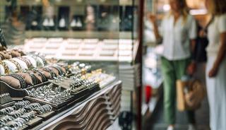 G&uuml;m&uuml;ş rekor &uuml;st&uuml;ne rekor kırdı!  G&uuml;m&uuml;ş eşyası olanlar soluğu g&uuml;m&uuml;ş&ccedil;&uuml;de aldı