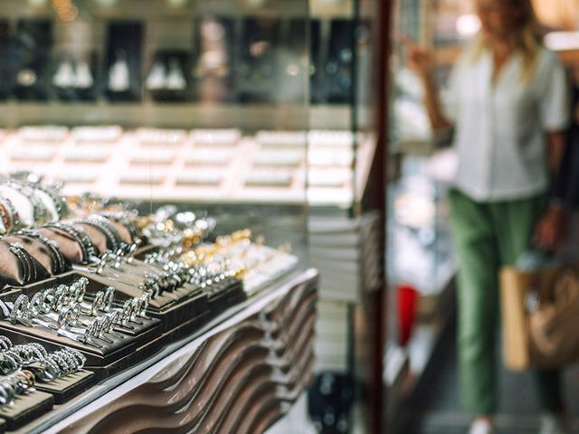 G&uuml;m&uuml;ş rekor &uuml;st&uuml;ne rekor kırdı! G&uuml;m&uuml;ş eşyası olanlar soluğu g&uuml;m&uuml;ş&ccedil;&uuml;de aldı