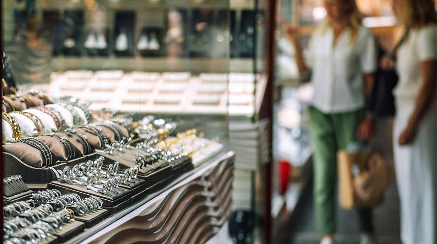 G&uuml;m&uuml;ş rekor &uuml;st&uuml;ne rekor kırdı! G&uuml;m&uuml;ş eşyası olanlar soluğu g&uuml;m&uuml;ş&ccedil;&uuml;de aldı