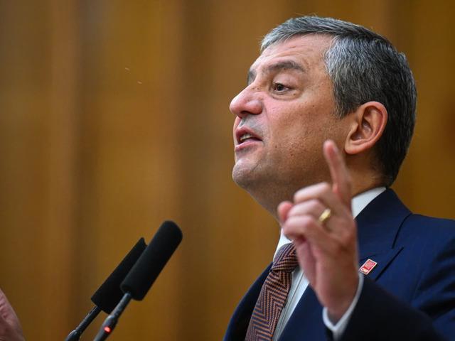 &Ouml;zel'den en d&uuml;ş&uuml;k emekli maaşına ilişkin a&ccedil;ıklama: 'Anayasa mahkemesine taşıyacağız'