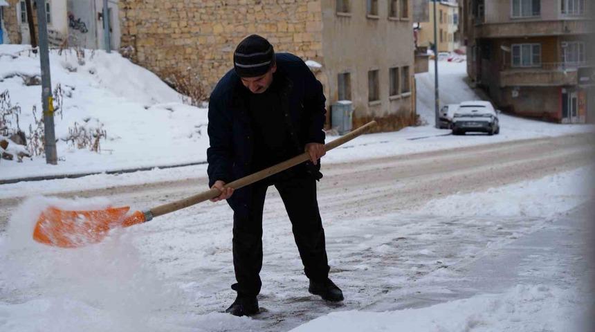 Bayburt&rsquo;ta kar yağışı aralıklarla devam ediyor