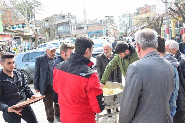 Lapseki Ak Parti Gençlik Kolları Afrin Zaferi için pilav dağıttı