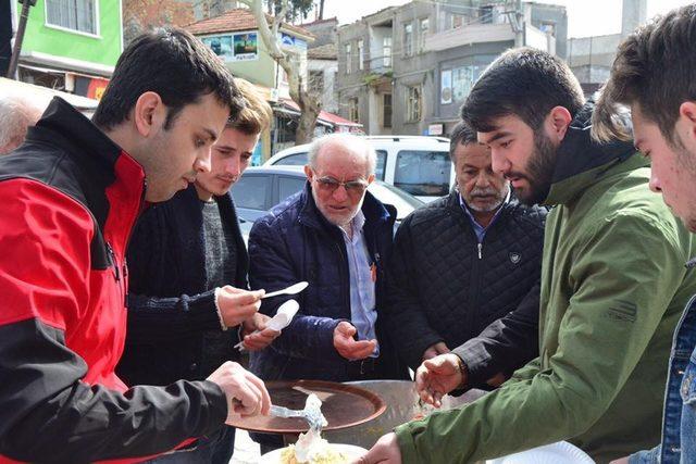 Lapseki Ak Parti Gençlik Kolları Afrin Zaferi için pilav dağıttı