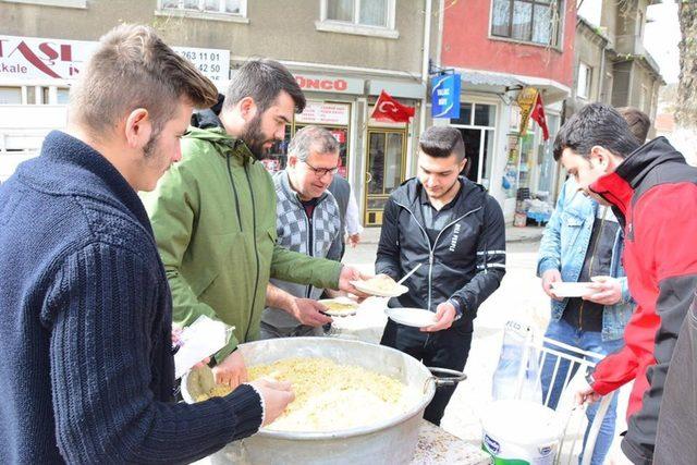 Lapseki Ak Parti Gençlik Kolları Afrin Zaferi için pilav dağıttı