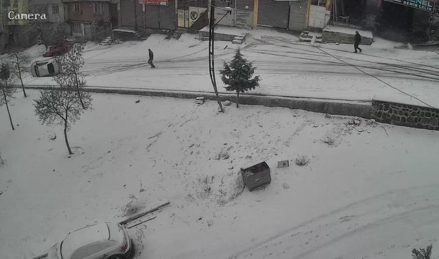 Gaziantep&rsquo;te karlı yolda feci kaza: Kayan ara&ccedil; kaldırıma &ccedil;arparak devrildi 1