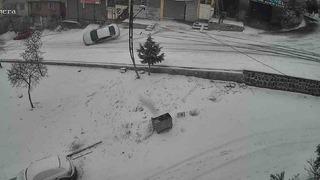 Gaziantep’te karlı yolda feci kaza: Kayan araç kaldırıma çarparak devrildi